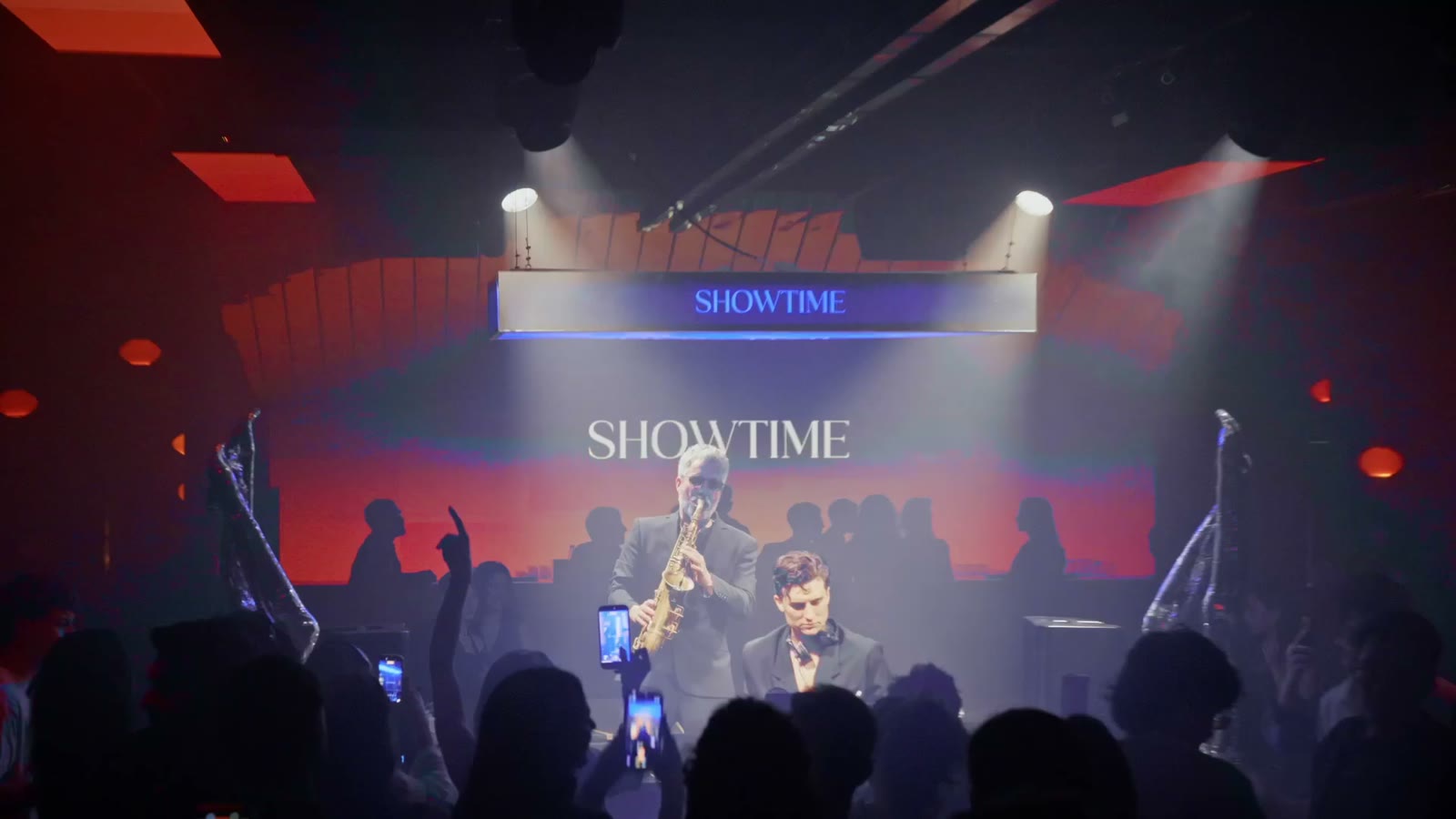 SHOWTIME con saxo en vivo y la pantalla del atardecer